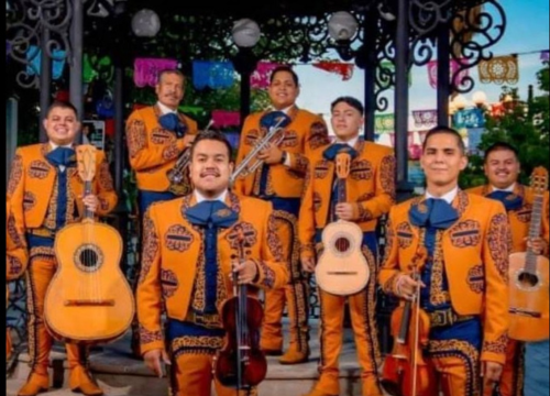 mariachis cerca de las cruces